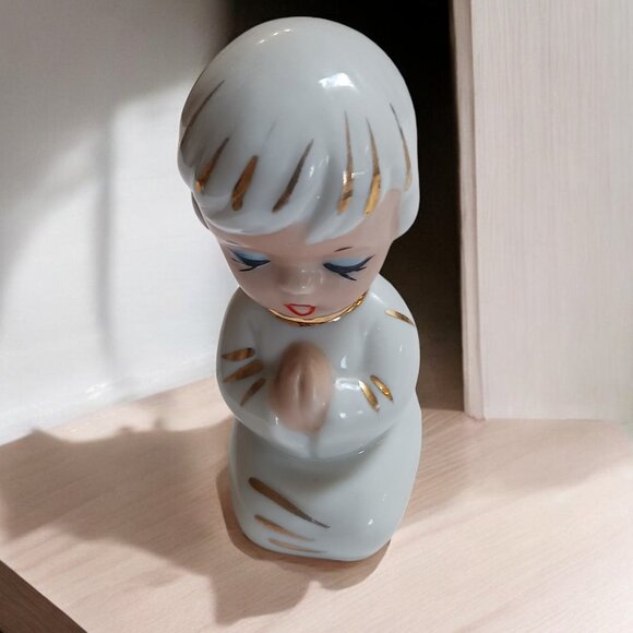 Vintage Hand-Painted Porcelain Figurine of Praying Little Girl Made in Japan - Picture 2 of 10